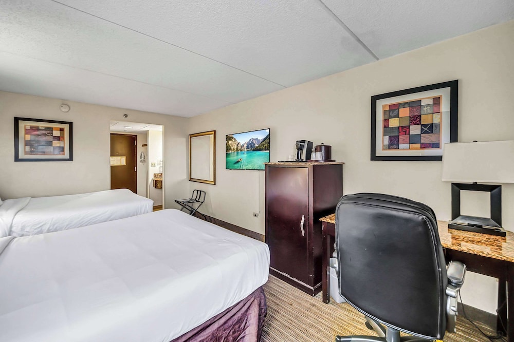 Room, 2 Queen Beds, Non Smoking - Photo 1