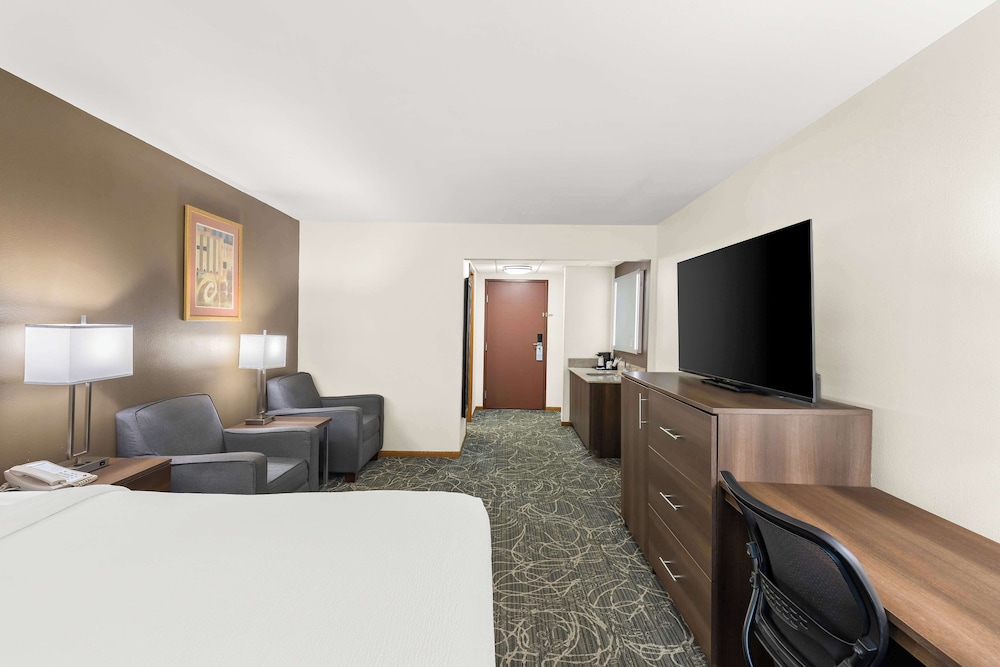 Standard Room, 1 King Bed, Accessible, Bathtub - Photo 3