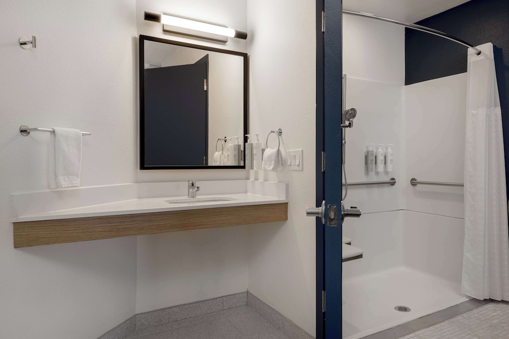 Room, 1 King Bed, Accessible (Mobility & Hearing, Roll-in Shower)