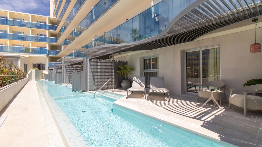Family Room (Swim Up 2+3)