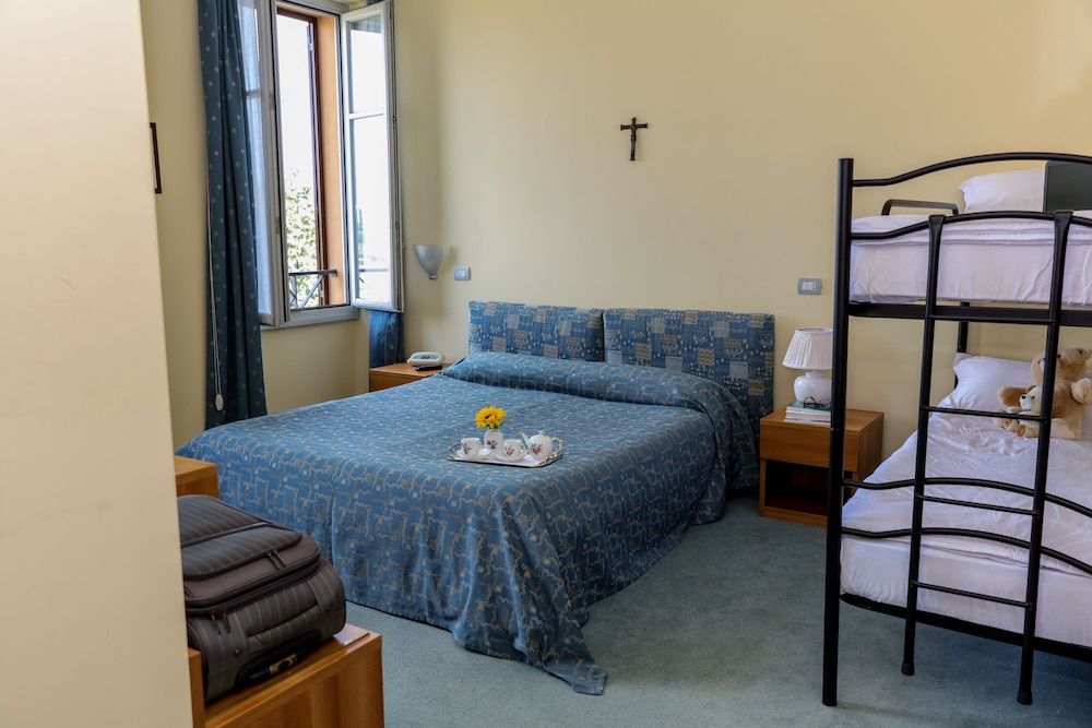 Family Quadruple Room, Multiple Beds photo 3