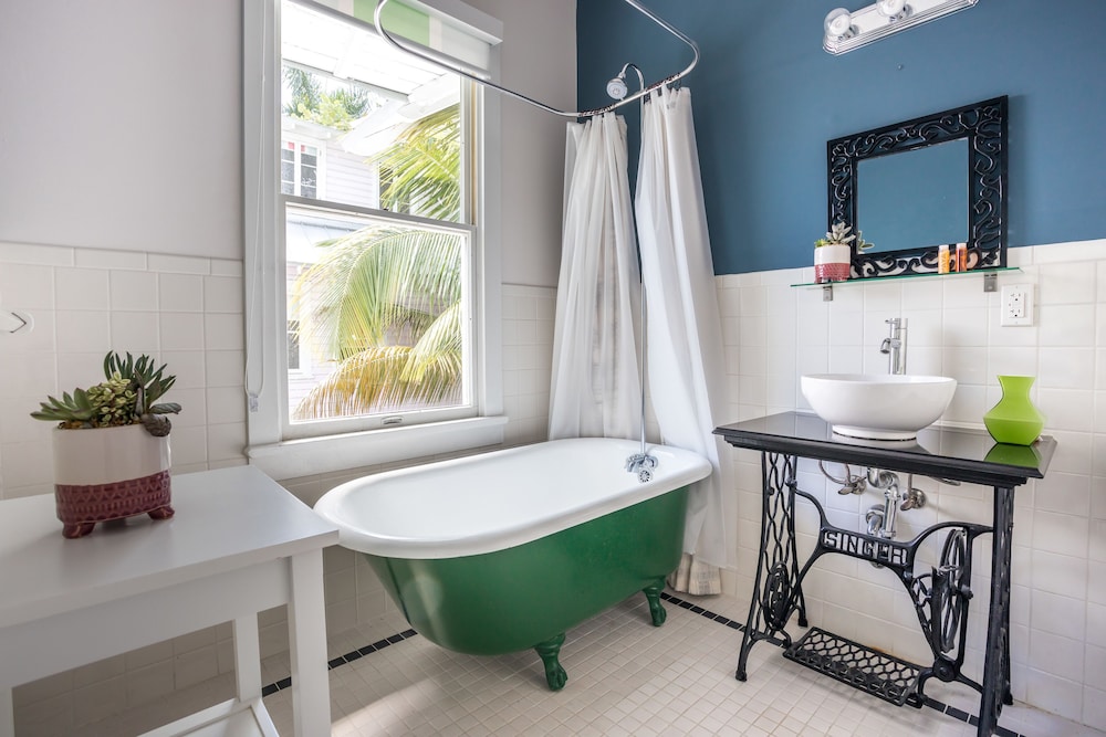 Small Room Shared Bathroom photo 2