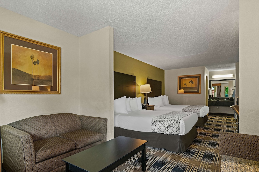 Junior Suite, 2 Queen Beds, Non Smoking, Refrigerator & Microwave (Shower Only;With Sofabed) photo 2