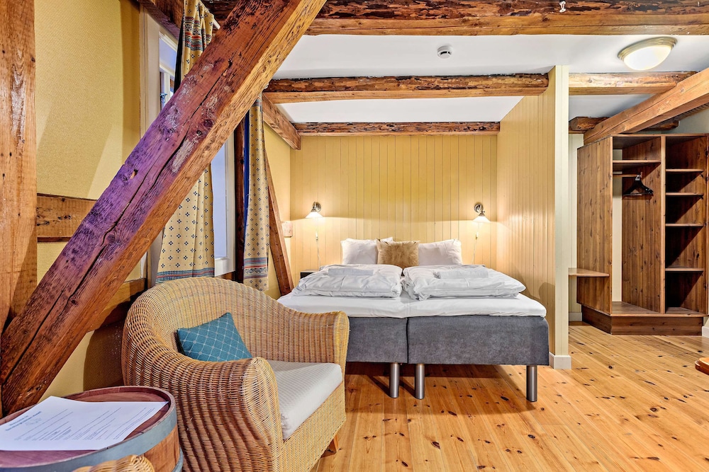 Standard Room, 1 King Bed, Non Smoking, Sea View - Photo 3