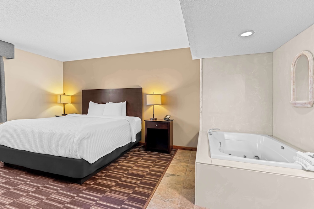 Suite, 1 King Bed, Non Smoking, Jetted Tub - Photo 1