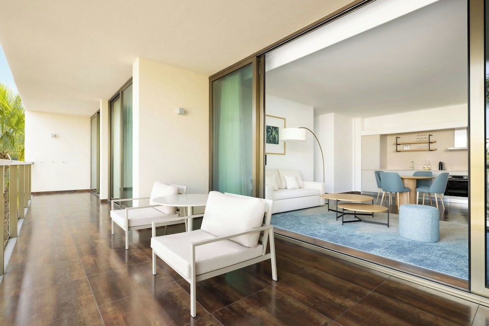Suite, 2 Bedrooms, Balcony - Photo 8