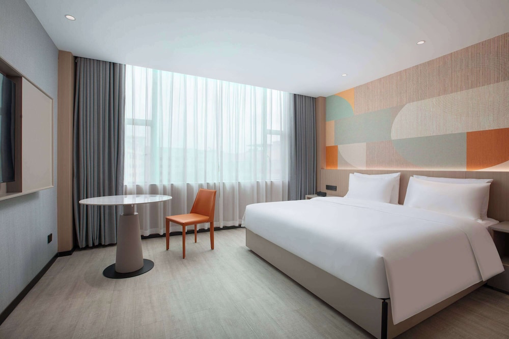 Deluxe Room, 1 King Bed with Sofa bed, Smoking