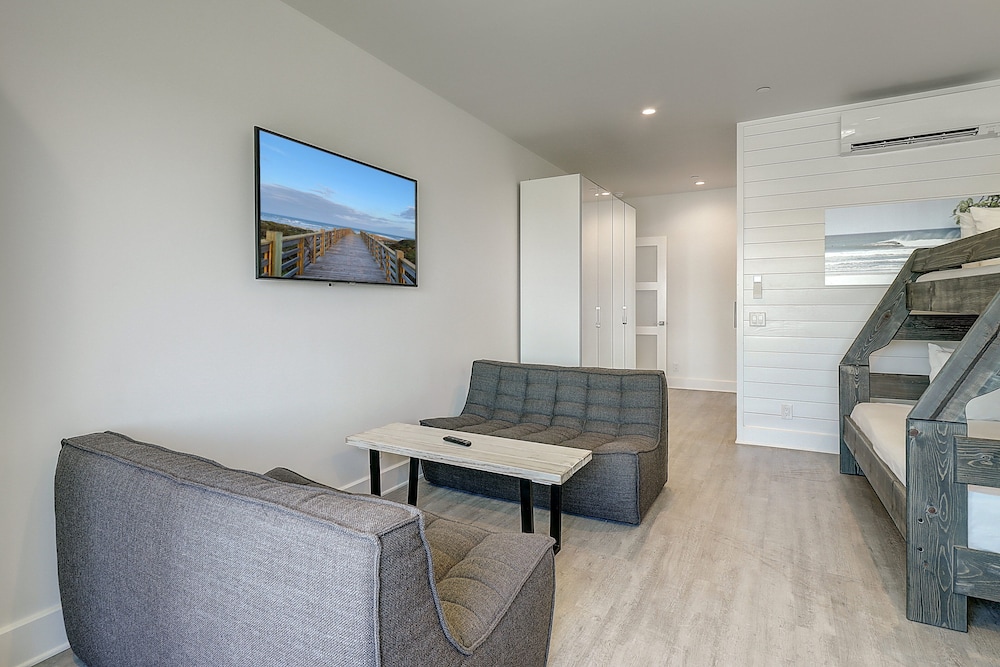 Deluxe Room, Multiple Beds, Pool View photo 3