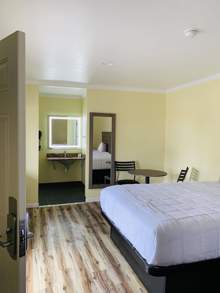 Standard Room, 1 King Bed, Accessible, Microwave photo 1