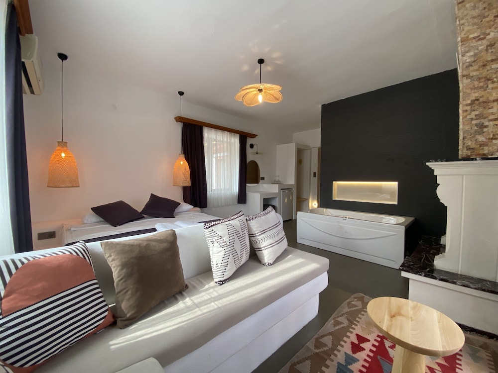 Deluxe Studio Suite, 1 Queen Bed, Jetted Tub, Pool View photo 3