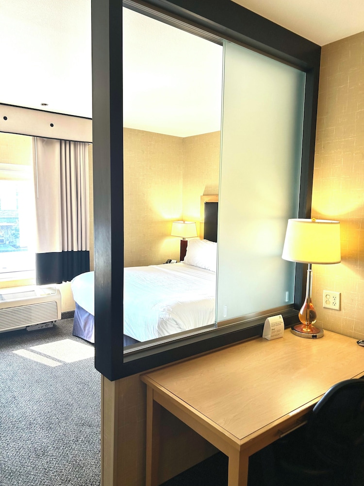 Suite, 1 Bedroom - Photo 1
