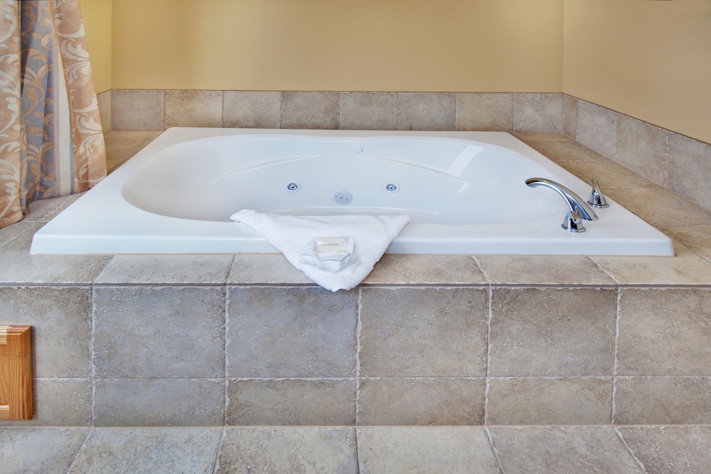 Standard Room, 1 King Bed, Jetted Tub - Photo 2