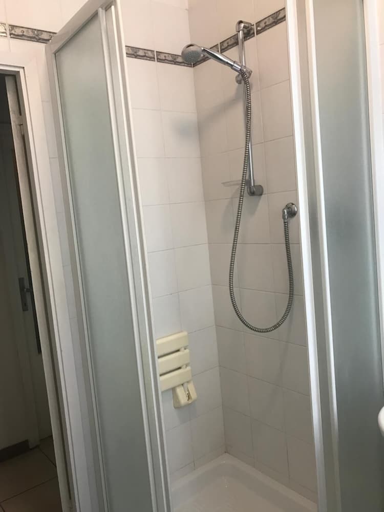 Small Standard Room (Shared Bathroom)