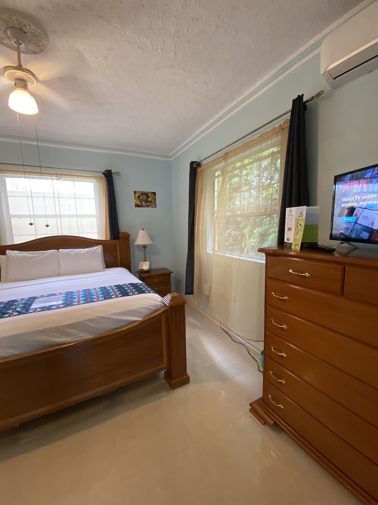Standard Room, 1 King Bed, Pool Access, Garden Area photo 3