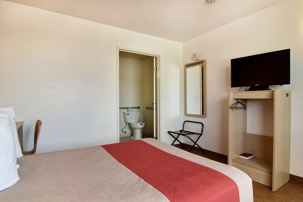Standard Room, 2 Double Beds, Non Smoking photo 2