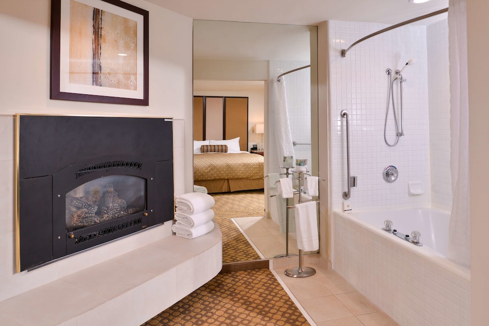 Standard Room, 1 King Bed, Non Smoking, Jetted Tub - Photo 5