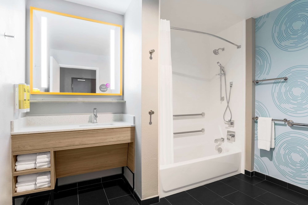 Room, 2 Queen Beds, Accessible, Bathtub (Mobility & Hearing) - Photo 5
