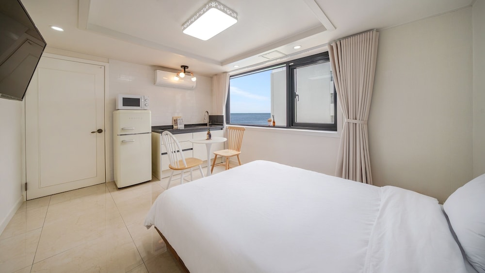 Basic Room, 1 Bedroom (Room 304(Half Ocean View/Private BBQ))