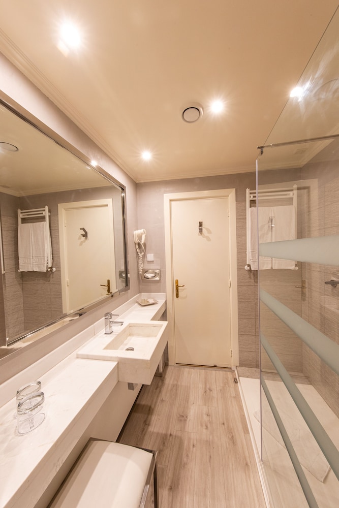 Standard Twin Room - Photo 4