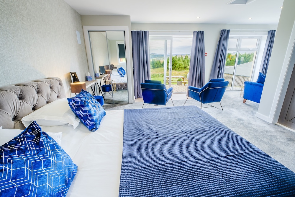 Luxury Suite, Balcony with Hot Tub, Ground Floor, Mountain View, Freestanding Bath photo 2