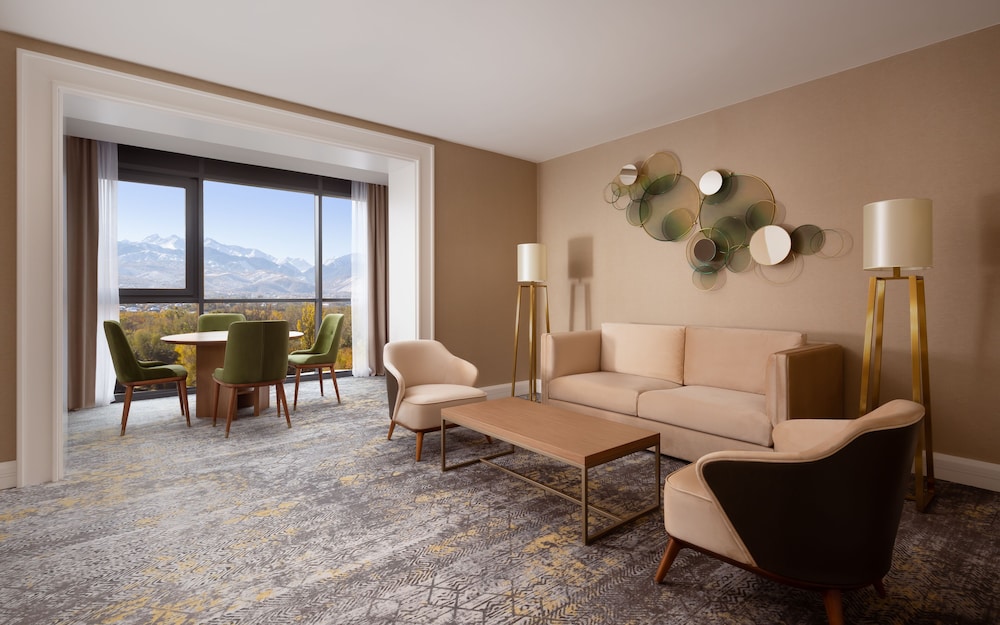 Grand Suite, 1 King Bed, Mountain View (Panoramic) - Photo 3