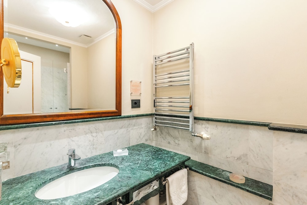 Classic Double or Twin Room - Photo 36