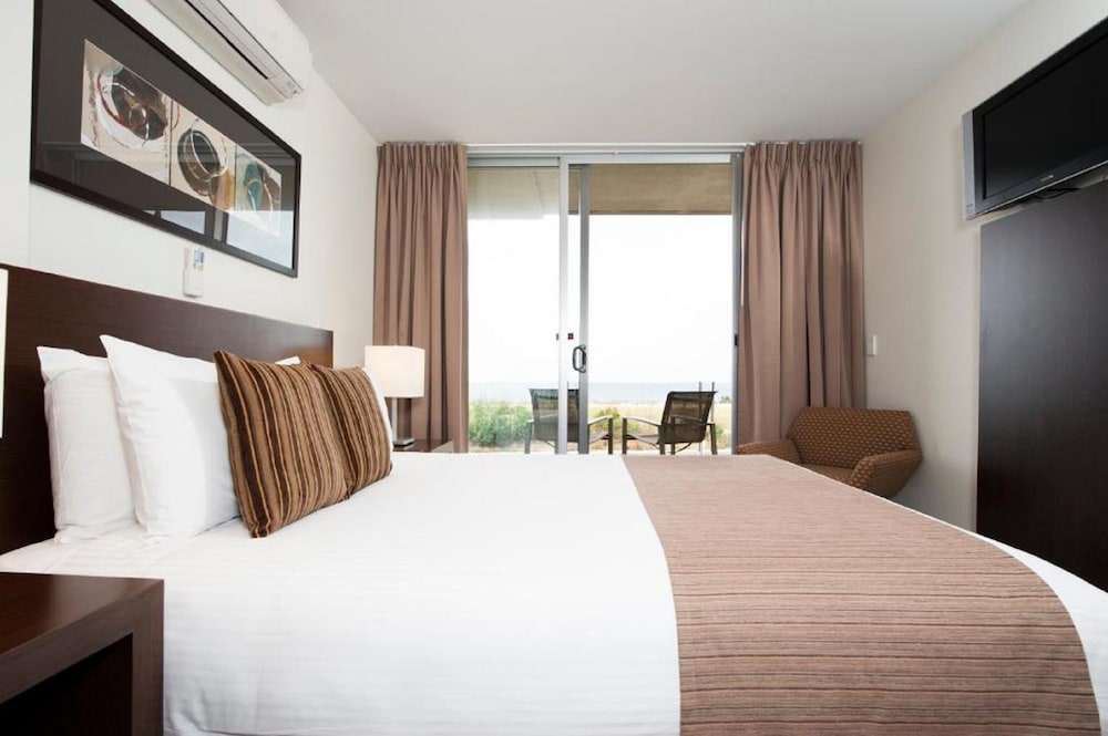 Deluxe King Room - Ocean View - Photo 3