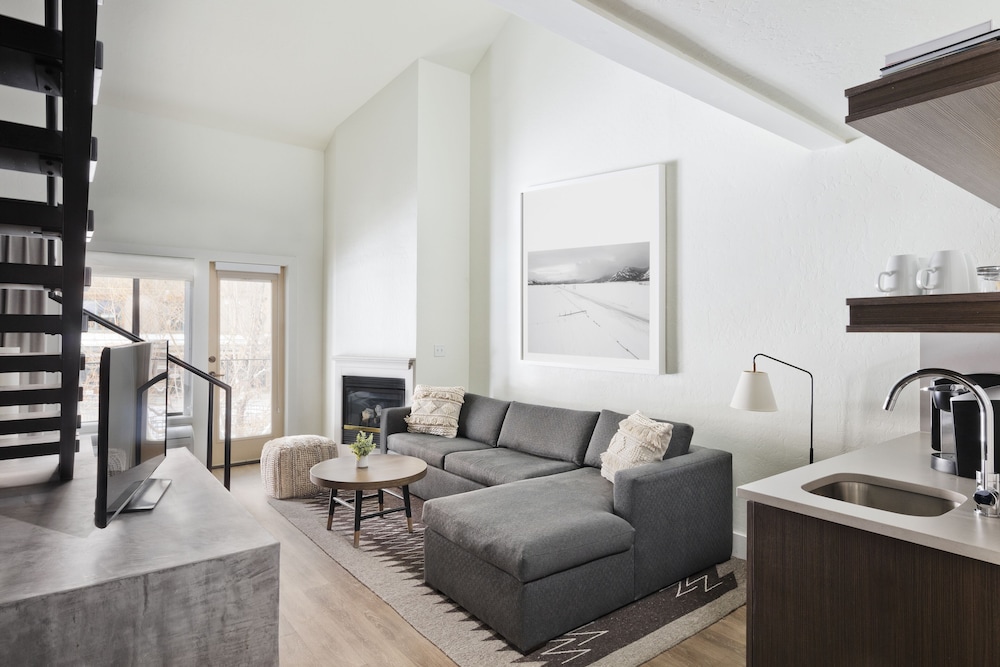 Deluxe Single Room, 1 King Bed with Sofa bed, Fireplace photo 3