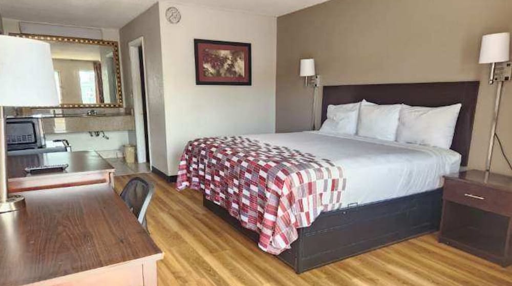 Deluxe Room, 1 King Bed, Smoking photo 3