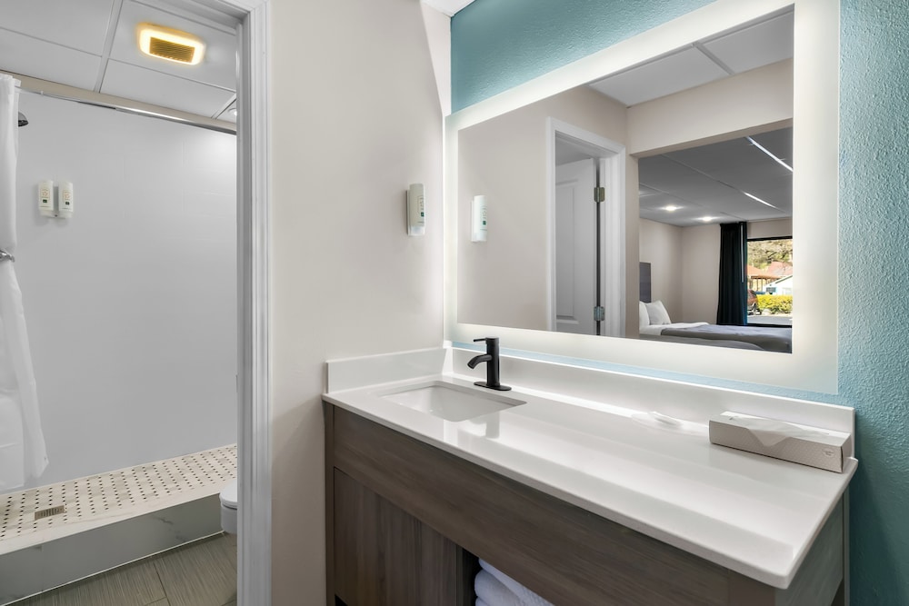 Room, Multiple Beds, Non Smoking - Photo 2