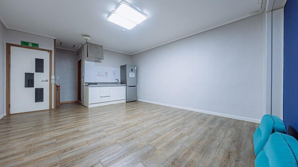 Room (day) - Photo 11