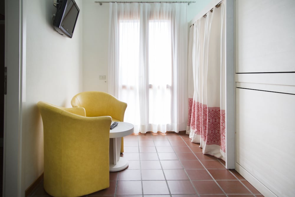 Comfort Room, Poolside - Photo 2