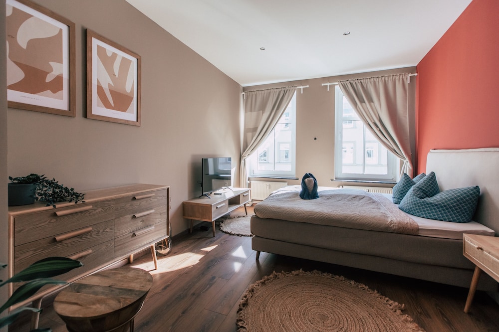 *Midtown* 2-Room Apartment with Kitchen