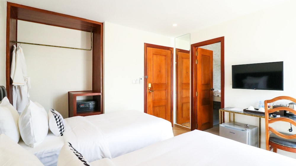 Standard Twin Room, 6 Bedrooms, Private Bathroom, City View photo 2