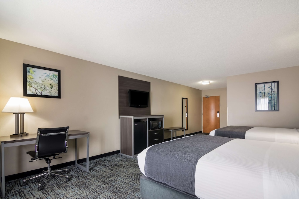 Standard Room, 2 Queen Beds, Non Smoking, Refrigerator & Microwave photo 2