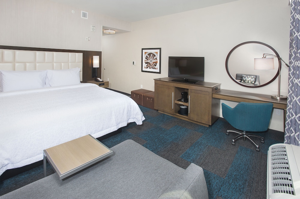 Room, 1 King Bed, Accessible, Non Smoking (Roll-in Shower) photo 3