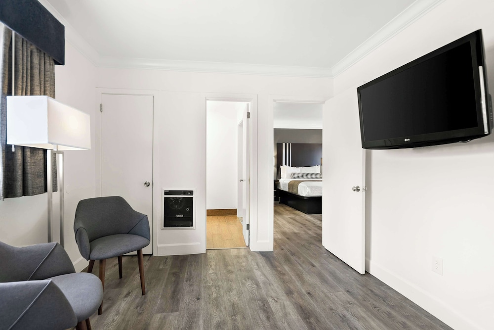 Suite, 1 King Bed, Non Smoking, Partial Ocean View photo 3