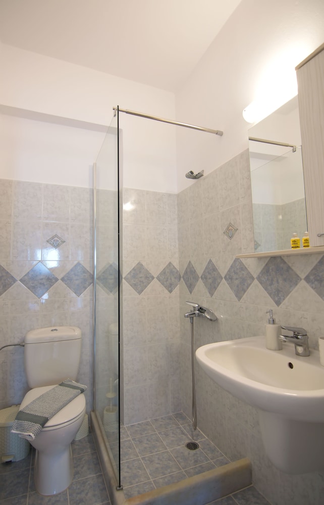 Deluxe Double or Twin Room (Semi Basement) - Photo 4