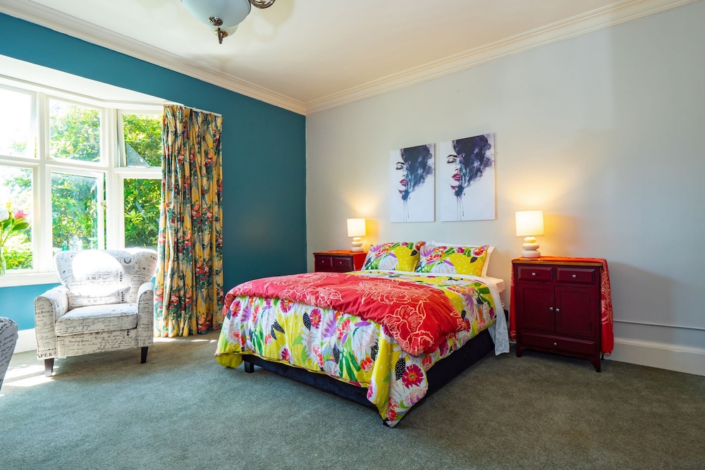 RM2 Pacific Suite Standard Rate, Shared Bathroom photo 3