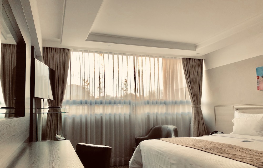 Luxury Room, 1 King Bed photo 2