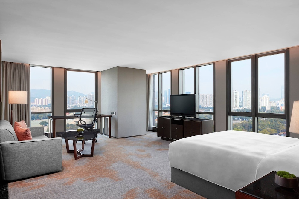 Executive Suite, 1 King Bed, City View - Photo 3