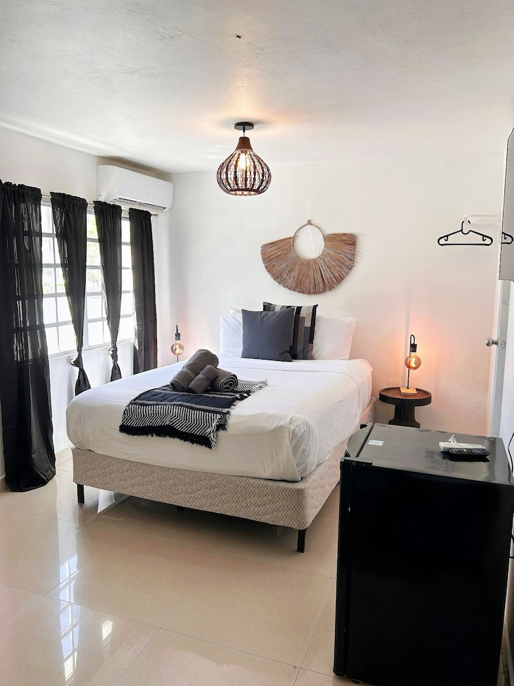 Double Room, 1 Queen Bed photo 1
