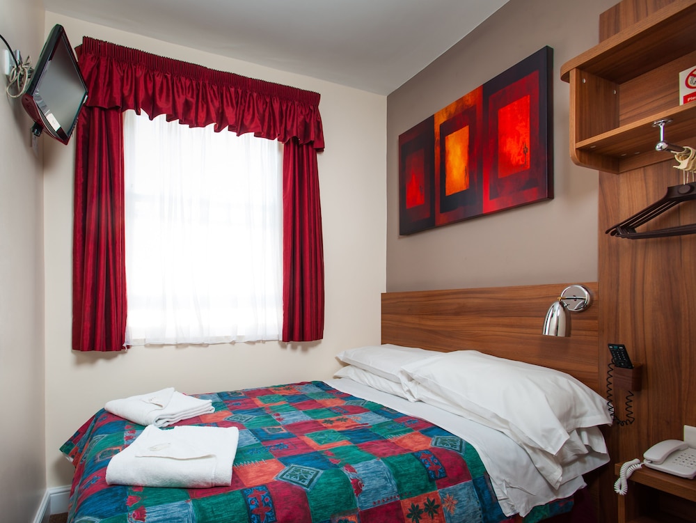 Basic Double Room, Shared Bathroom photo 2