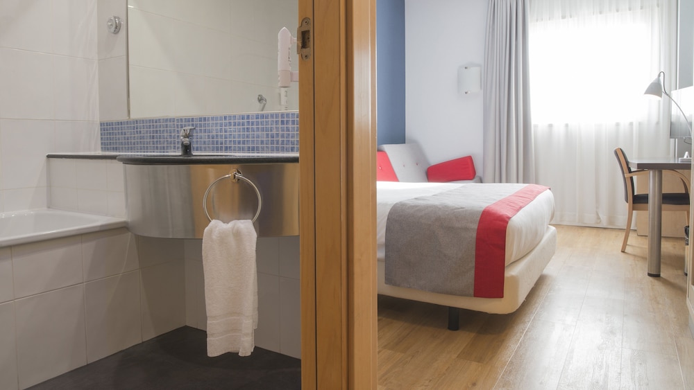 Standard Room, 1 Queen Bed with Sofa bed (Free Breakfast) - Photo 3