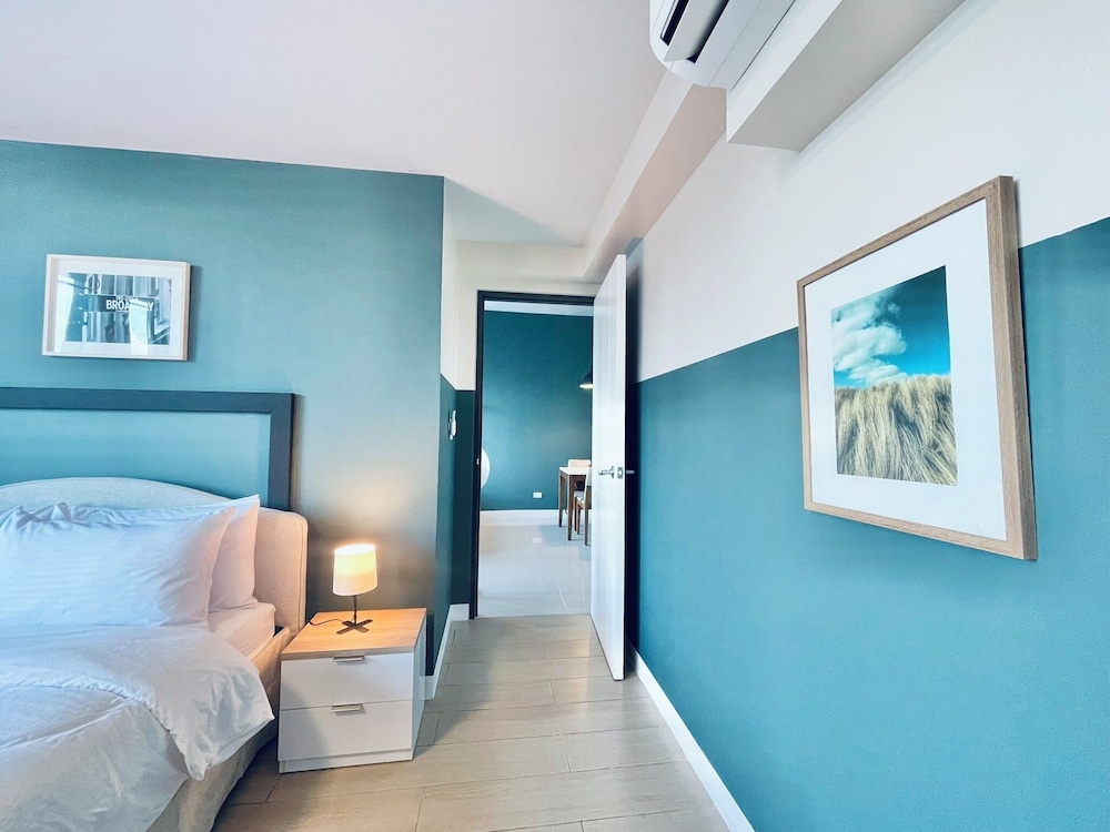 Deluxe Condo, City View photo 1