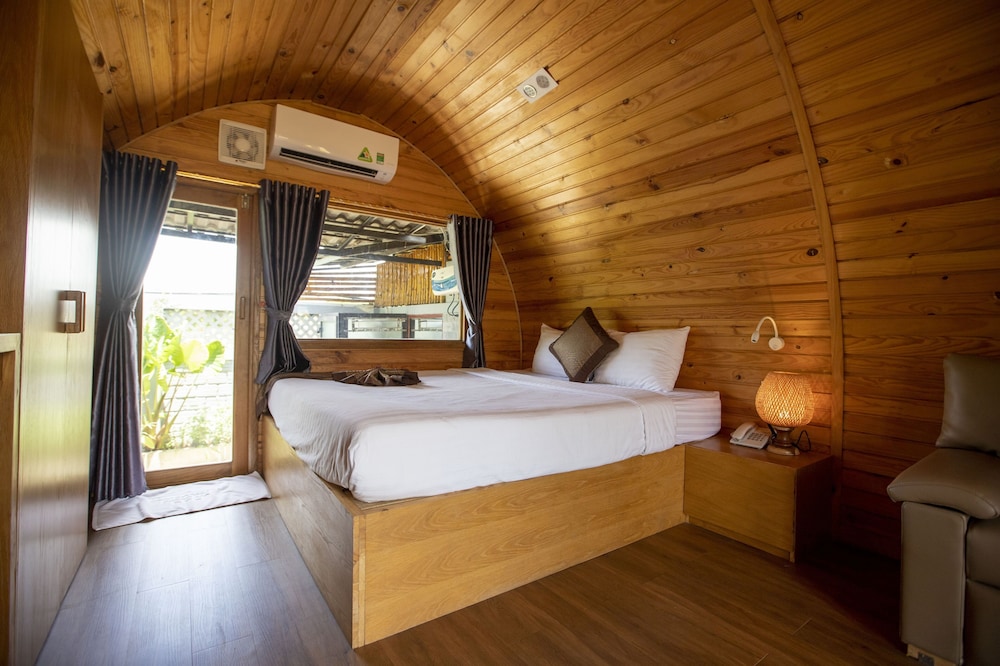 Superior Bungalow - Photo 1