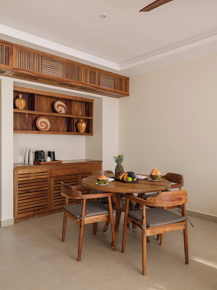 Executive Suite, 1 King Bed (Front Ocean View)