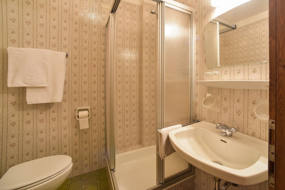 Classic Triple Room, 1 Bedroom, Balcony, Mountain View photo 2