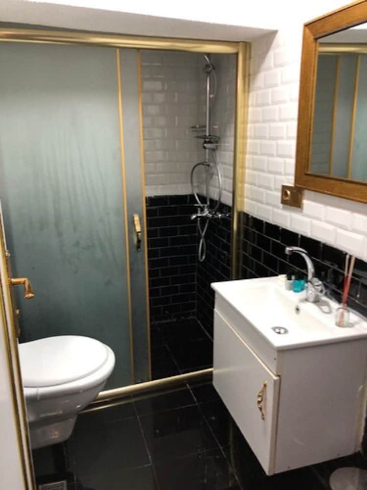 Economy Double Room, No Windows, Basement Floor photo 2