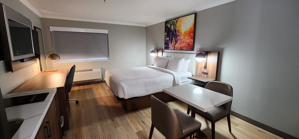 1 Queen Bed, Deluxe Room, Kitchenette, Non-Smoking - Photo 11